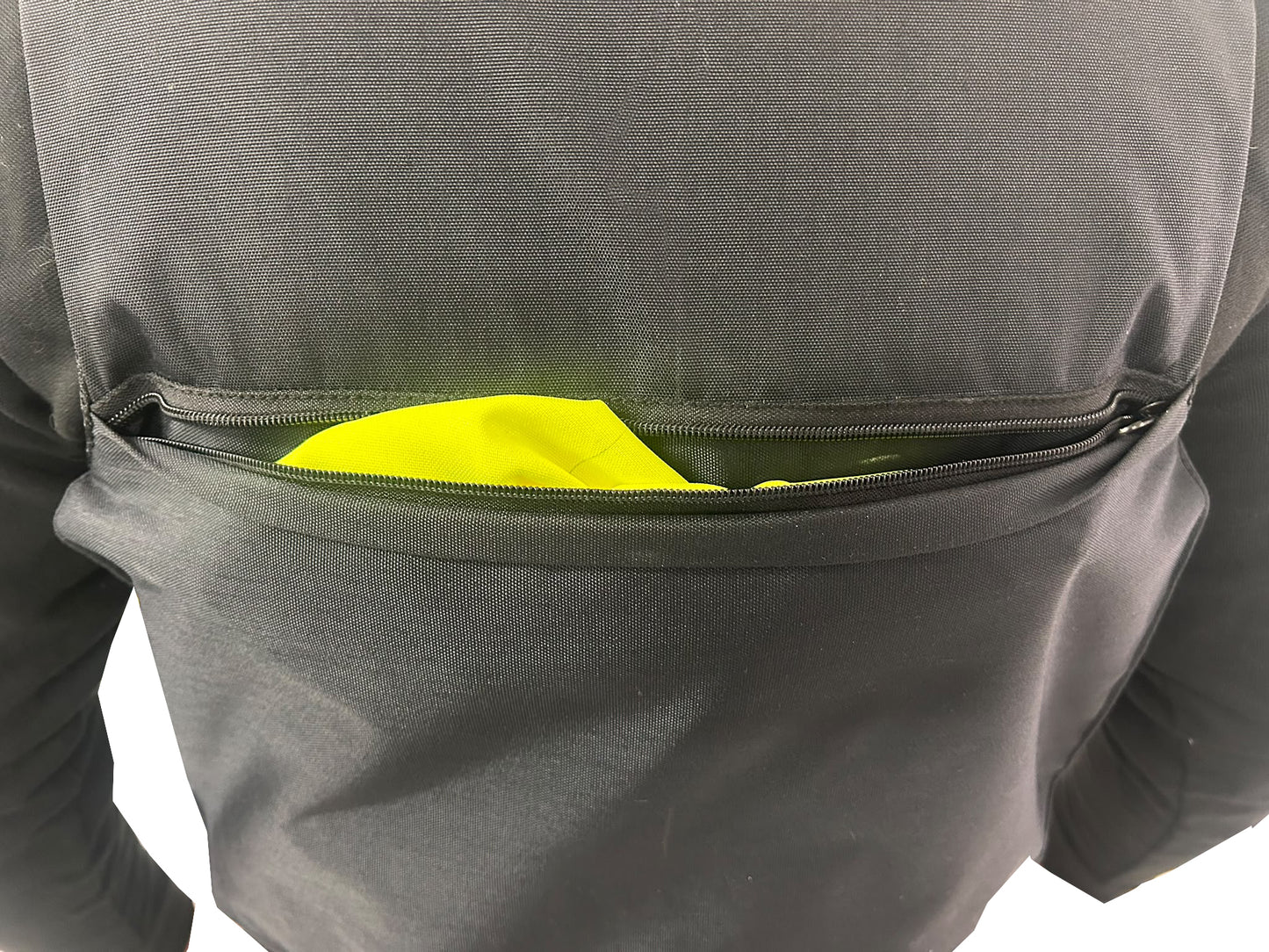 Detalle de bolsillo posterior de funda exterior convertible